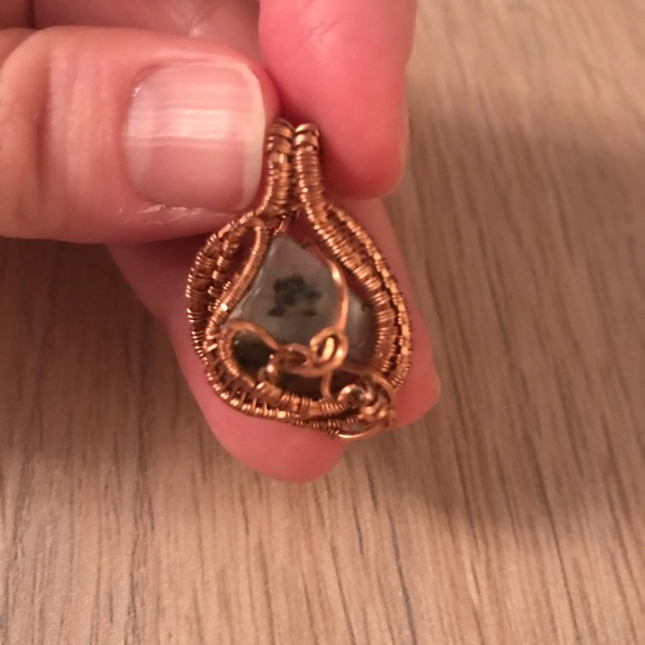 Handmade green stone set in rose gold pendant - Picture 3 of 7